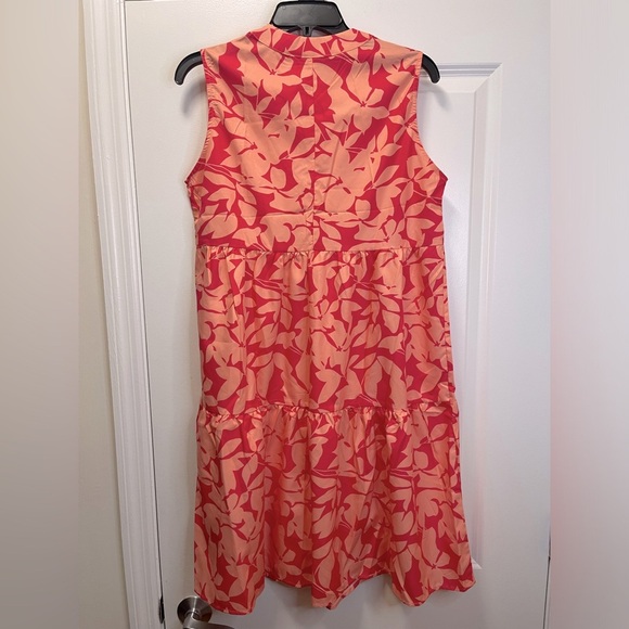NWOT Notched V-Neck Plant Print Tiered Dress Size Medium - Picture 8 of 9